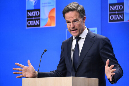 ２３日、オランダ・ハーグで記者会見する北大西洋条約機構（ＮＡＴＯ）のルッテ事務総長（ＡＦＰ時事）