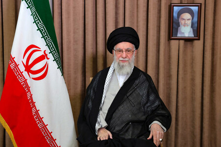 イランの最高指導者ハメネイ師＝１３日、テヘラン（最高指導者事務所提供・ＡＦＰ時事）