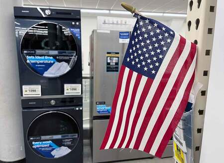洗濯機や冷蔵庫など家電製品が並ぶホームセンター＝２月３日、米バージニア州（ＡＦＰ時事） 