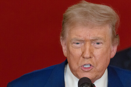 米ホワイトハウスで演説するトランプ大統領＝２１日（ＥＰＡ時事）
