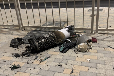 ２３日、イランが使用し、カタール上空で迎撃されたミサイルの残骸（撮影場所不明・ＡＦＰテレビの映像より）（ＡＦＰ時事）