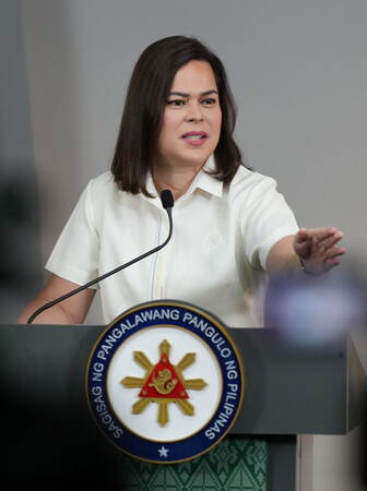 フィリピンのサラ・ドゥテルテ副大統領＝２月７日、マニラ首都圏マンダルヨン市（副大統領府提供・時事）