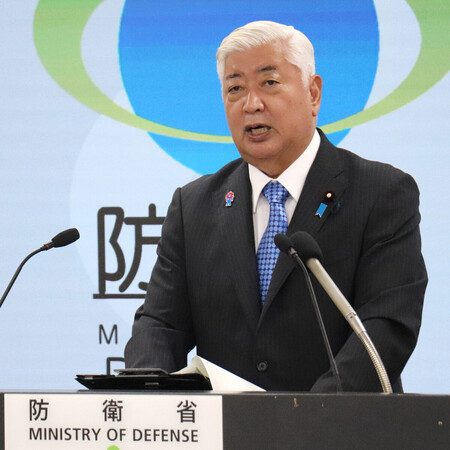 記者会見する中谷元防衛相＝２４日午前、防衛省