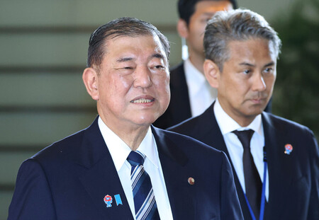 首相官邸に入る石破茂首相（左）＝２４日午前、東京・永田町
