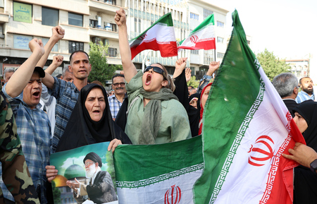 反米・反イスラエルを訴え、気勢を上げるイランのデモ参加者＝２２日、テヘラン（ＥＰＡ時事）