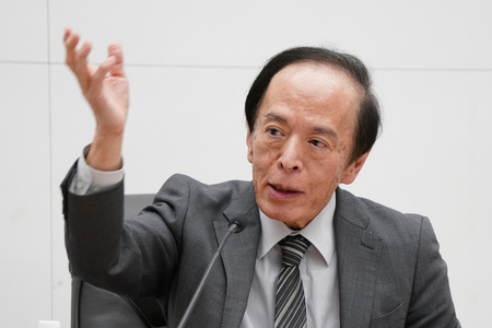 金融政策決定会合後、記者会見する日銀の植田和男総裁=17日(AFP時事)