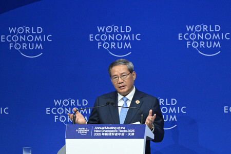 夏季ダボス会議で演説する中国の李強首相＝２５日、天津（ＡＦＰ時事）