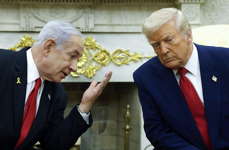 イスラエルのネタニヤフ首相（左）とトランプ米大統領＝４月７日、ワシントン（ＡＦＰ時事）