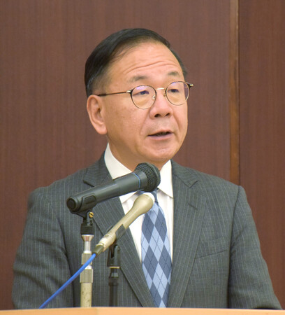 記者会見する日銀の田村直樹審議委員＝２５日午後、福島市
