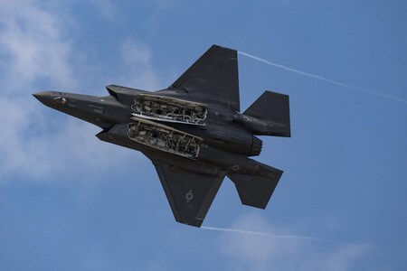 パリ近郊のルブルジェ空港で開催された航空ショーでデモ飛行を行う米国のステルス戦闘機Ｆ３５Ａ＝１９日（ＡＦＰ時事）