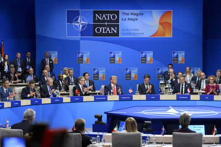 ２５日、オランダ・ハーグで北大西洋条約機構（ＮＡＴＯ）首脳会議に出席する各国首脳（ＡＦＰ時事）