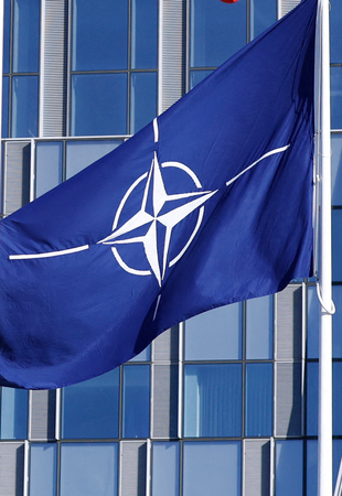 北大西洋条約機構（ＮＡＴＯ）の旗（ＡＦＰ時事）