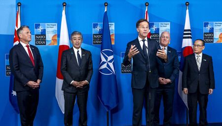 日本などインド太平洋地域のパートナー４カ国との会談に臨む北大西洋条約機構（ＮＡＴＯ）のルッテ事務総長（中央）。左から２人目は岩屋毅外相＝２５日、オランダ・ハーグ（ＮＡＴＯ提供）