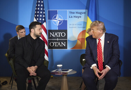 ２５日、オランダ・ハーグで開かれた北大西洋条約機構（ＮＡＴＯ）首脳会議に合わせ会談するトランプ米大統領（右）とウクライナのゼレンスキー大統領（ＥＰＡ時事）