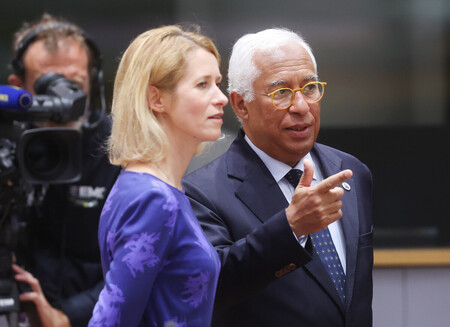２６日、ブリュッセルで、欧州連合（ＥＵ）の首脳会議に臨むＥＵのコスタ大統領（右）とカラス外交安全保障上級代表（外相）（ＥＰＡ時事）