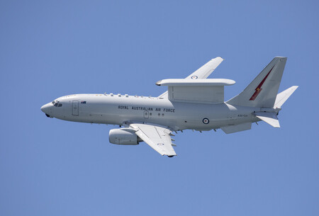 オーストラリア空軍の早期警戒管制機「Ｅ―７Ａウエッジテール」＝２０２３年１１月、豪東部ニューカッスル上空（豪国防省提供・時事）