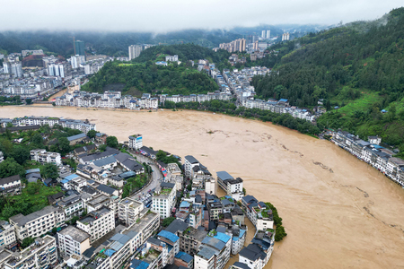 大洪水により浸水した建物＝２４日、中国・貴州省（ＡＦＰ時事）