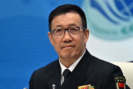 ２６日、中国山東省青島で開かれた上海協力機構（ＳＣＯ）の国防相会議に出席する董軍・中国国防相（ＡＦＰ時事）