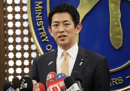 ２６日、台北の台湾外交部（外務省）で記者会見する小林鷹之元経済安全保障担当相