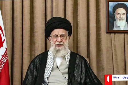 国民向けメッセージを出すイランの最高指導者ハメネイ師＝撮影場所不明（２６日のイラン国営テレビの映像より）（ＡＦＰ時事）