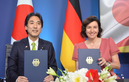 趣意書を取り交わした城内実科学技術政策担当相（左）とドイツのベア研究・技術・宇宙相＝２６日、ベルリン