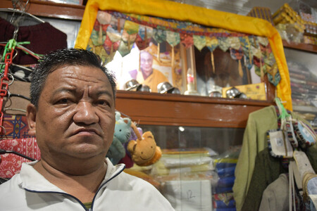 インド北部ダラムサラで雑貨店を営むテンジン・ラブディルさん＝２０日