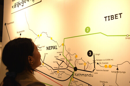 インド北部ダラムサラの博物館で、チベット人亡命者がたどった経路を示す図を前に取材に応じる亡命政府職員の女性＝２０日