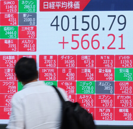 終値としては約半年ぶりに4万円を上回った日経平均株価の終値を示すモニター=27日午後、東京都中央区