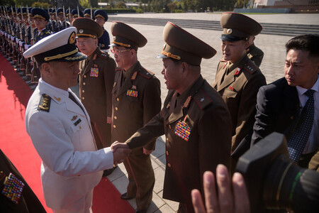 中国軍の最高指導機関、中央軍事委員会の役職を解任された苗華氏（左）＝２０１９年１０月、平壌（ＡＦＰ時事）