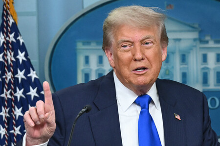 ２７日、ホワイトハウスで記者会見するトランプ米大統領（ＡＦＰ時事）