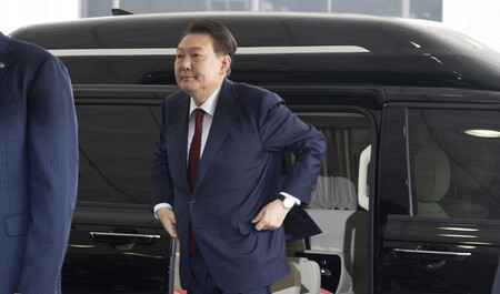 ２８日、ソウルの検察庁舎に出頭する韓国の尹錫悦前大統領（ＥＰＡ時事）
