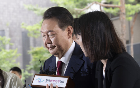 ２８日、ソウルの検察庁舎に出頭した韓国の尹錫悦前大統領（ＥＰＡ時事）