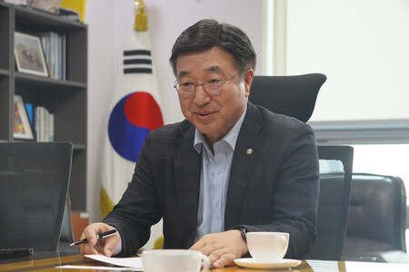 インタビューに答える韓国与党「共に民主党」の尹昊重氏＝２３日、ソウル