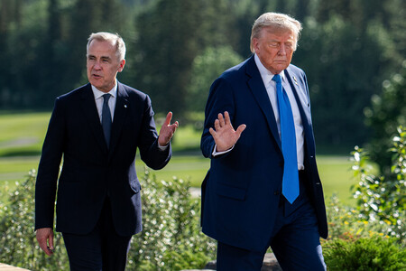 トランプ米大統領とカナダのカーニー首相（左）＝１６日、カナダ西部カナナスキス（ＥＰＡ時事）