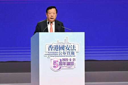 香港国家安全維持法の施行５年を記念するフォーラムで演説する中国政府香港マカオ事務弁公室の夏宝竜主任＝２１日、香港（ＡＦＰ時事）