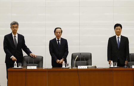 日銀の植田和男総裁（中央）と氷見野良三副総裁（左）、内田真一副総裁（右）＝２０２３年４月１０日、東京・日銀本店