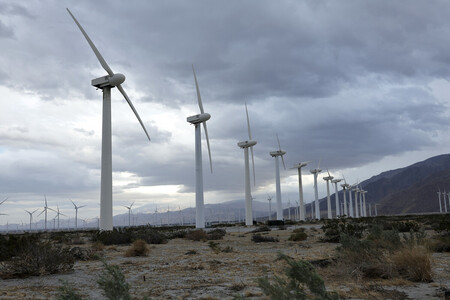 風力発電施設=3月5日、米カリフォルニア州リバーサイド(EPA時事)