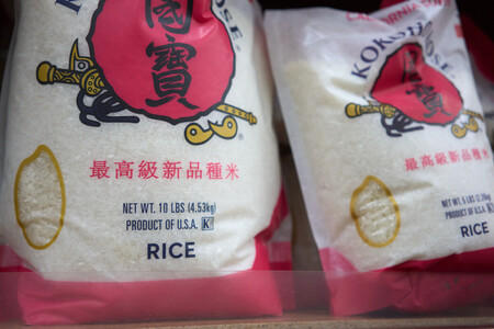 アジア食材専門店で販売されている米国産のコメ=4月8日、ロサンゼルス(EPA時事)