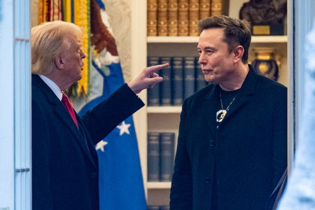 米ホワイトハウスで話をするトランプ大統領（左）とマスク氏＝３月１４日、ワシントン（ＡＦＰ時事）