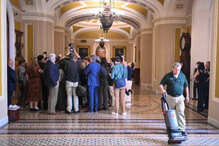 6月30日、米ワシントンの連邦議会議事堂内の廊下で議員を取材する記者団(EPA時事)