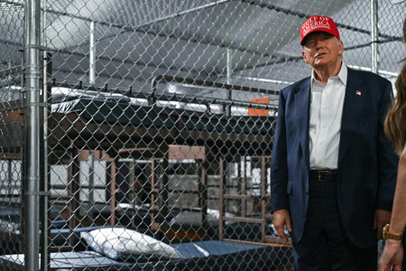 １日、米南部フロリダ州で不法移民収容施設を視察するトランプ大統領（ＡＦＰ時事）