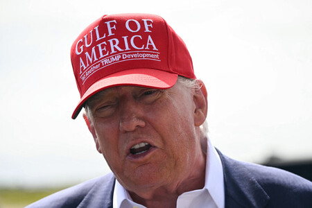 1日、米フロリダ州で記者団の取材に応じるトランプ大統領(AFP時事)