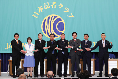 日本記者クラブ主催の党首討論会を前に握手を交わす各党党首。左から参政党の神谷宗幣代表、共産党の田村智子委員長、公明党の斉藤鉄夫代表、立憲民主党の野田佳彦代表、石破茂首相（自民党総裁）、日本維新の会の吉村洋文代表、国民民主党の玉木雄一郎代表、れいわ新選組の山本太郎代表＝２日午後、東京都千代田区