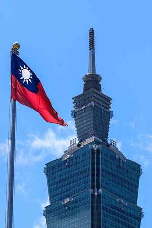 ２日、台北の高層ビル前に掲げられた台湾の旗（ＡＦＰ時事）