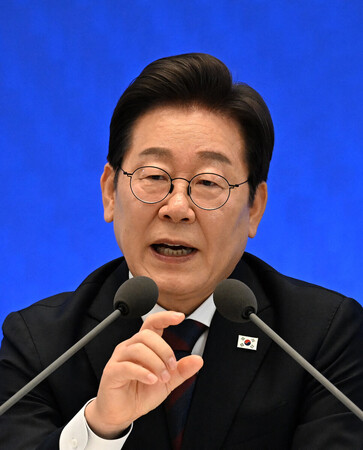 ３日、ソウルで記者会見する韓国の李在明大統領（ＡＦＰ時事）