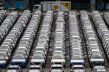 大黒ふ頭に並んだ新車＝４月２日、横浜市（ＡＦＰ時事）