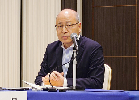 記者会見する日銀の高田創審議委員＝３日午後、津市