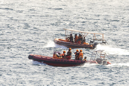 ３日、インドネシア・バリ島沖のフェリー沈没事故で捜索活動を行う救助当局（ＥＰＡ時事）