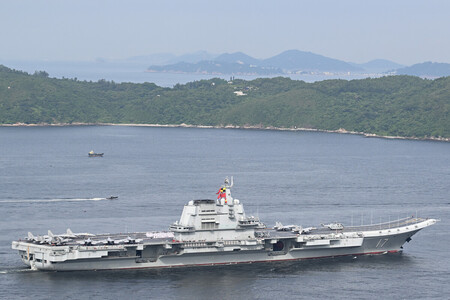 ３日、香港沖を航行する中国の空母「山東」（ＡＦＰ時事）