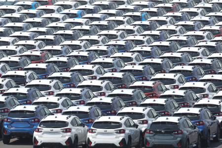 埠頭（ふとう）に並ぶ新車＝４月１７日、横浜市鶴見区